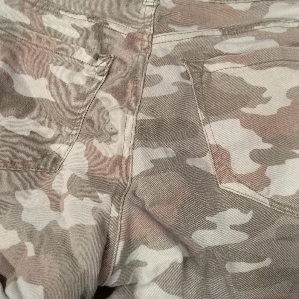 Kensie creame,brown camo shorts. High waisted, cutoff Jean shorts size 28/6. $26